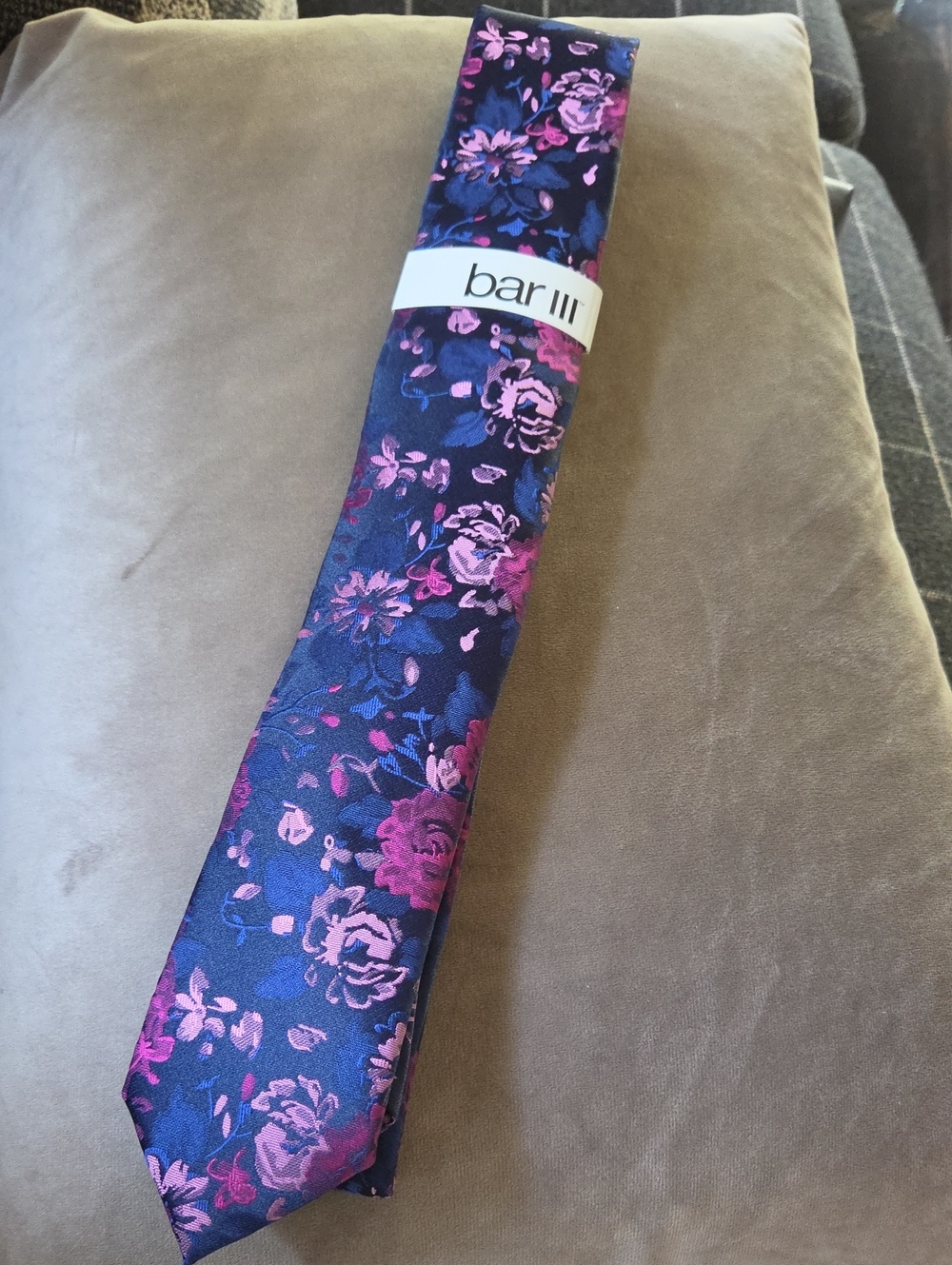 NEW. bar III. Tie